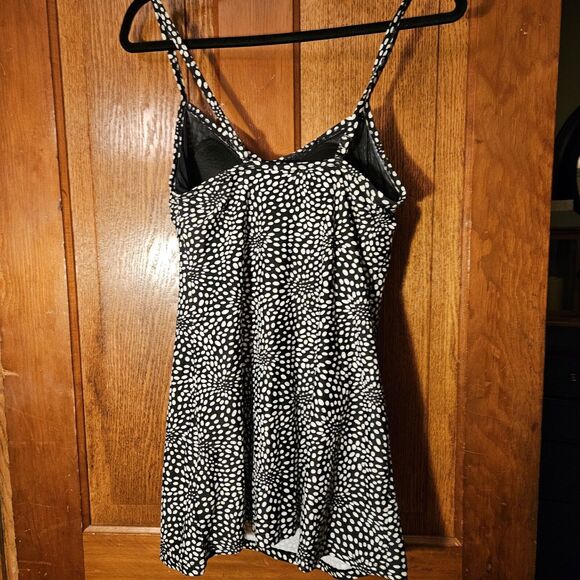 Croft & Barrow Swim Dress 10  Black & White Floral  Shelf Bra  Modest One-Piece - Picture 2 of 3